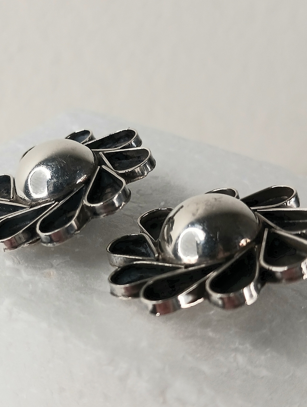 Earrings Clip Vintage Oxidized 925 Mexico Flower Domed Center Stamp TM 48 Taxco - Picture 7 of 12